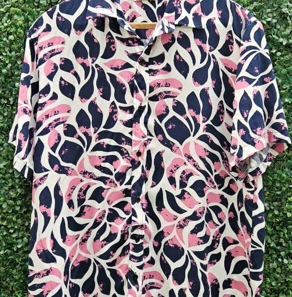 Camisa barranquina confeccionada con tela chalis, tela ligera, suave y versátil. Cuenta con proceso de pre lavado, suavizado, antipilling y antiencogmimiento.